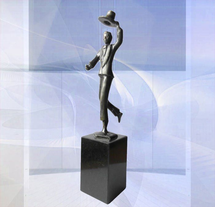 Skulptur zur Geschäftseröffnung Chapeau