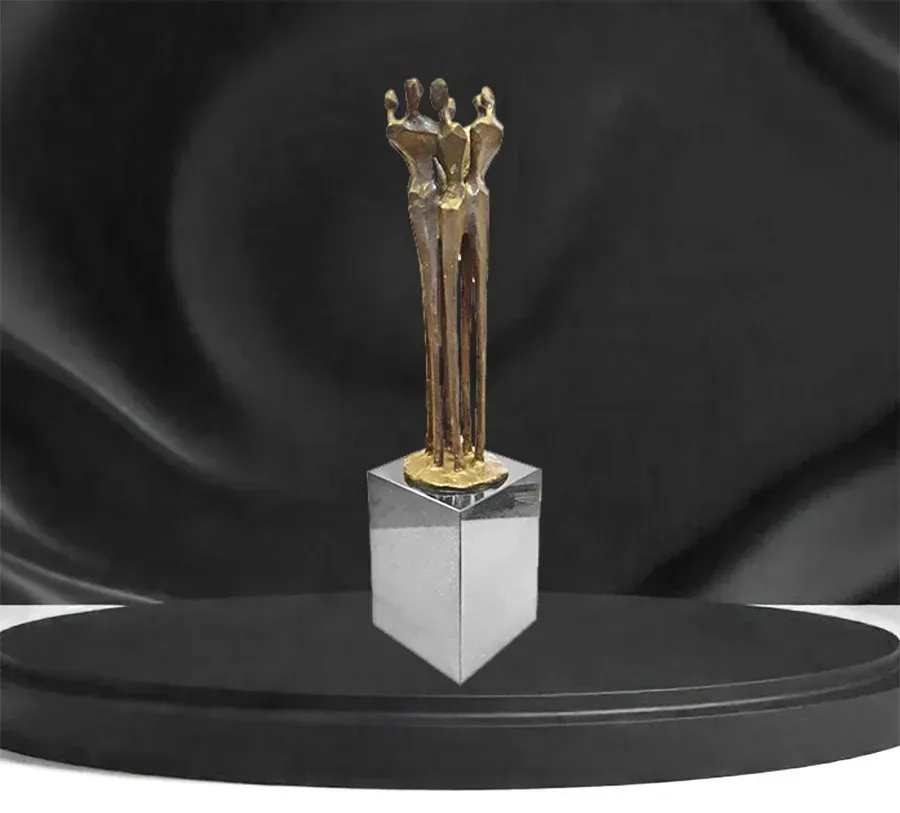 Hochwertige Geschenke zum Firmenjubiläum Bronzeskulptur Schulter an Schulter