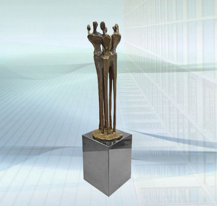 Skulptur zum Firmenjubiläum Schulter an Schulter