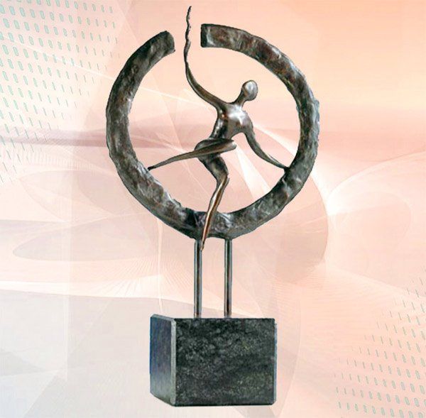 Skulptur zur Geschäftseröffnung Auf neuem Weg