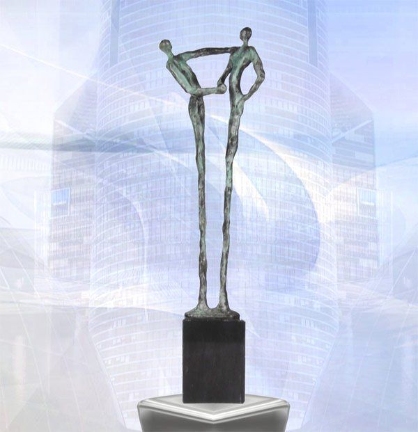 Skulptur zum Firmenjubiläum Der Händedruck gross