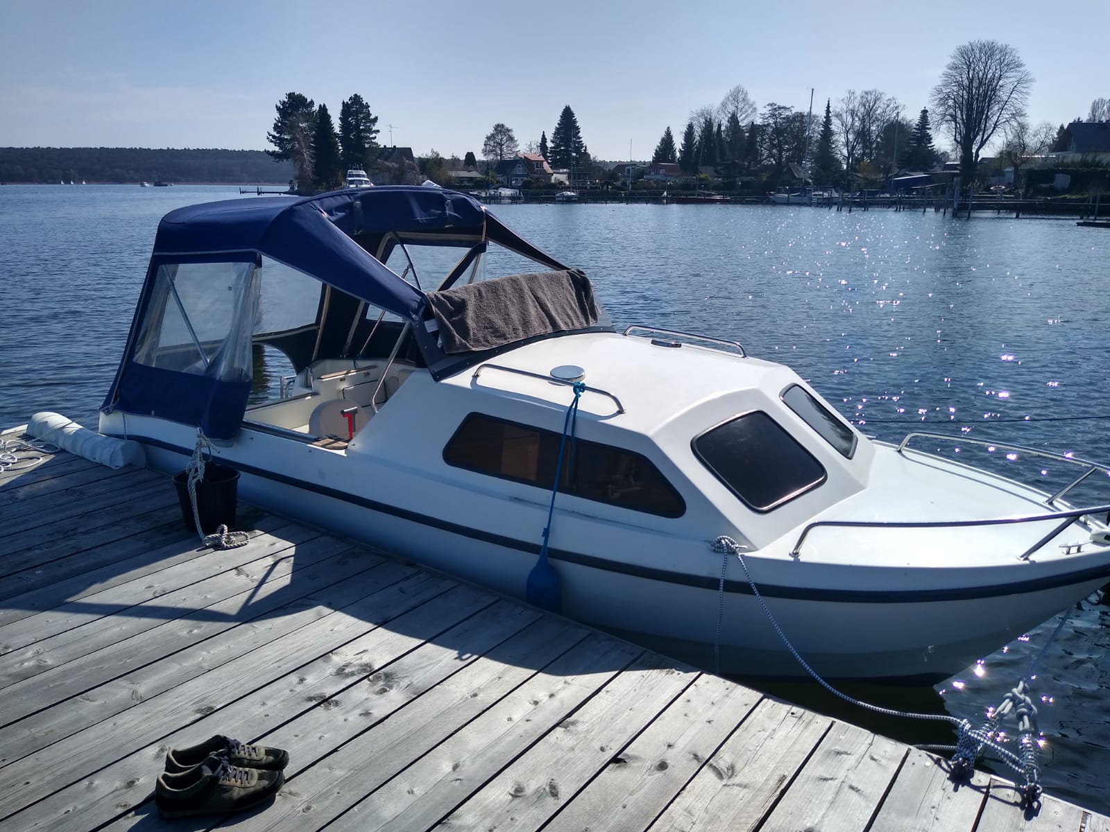 Motorboot für Skippertraining und Anlegen üben.