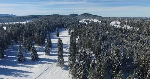Paysage du haut doubs enneigé, réservation de séjour au gite La Valentine