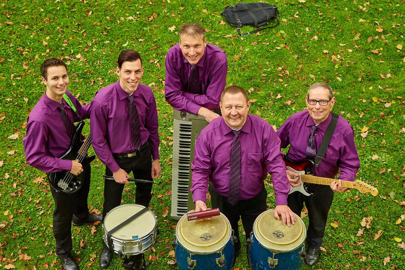 Percussion, E-Bass, E-Gitarre, Keyboard www.bongartz-fotografiert.de Percussion, E-Bass, E-Gitarre, Keyboard www.bongartz-fotografiert.de