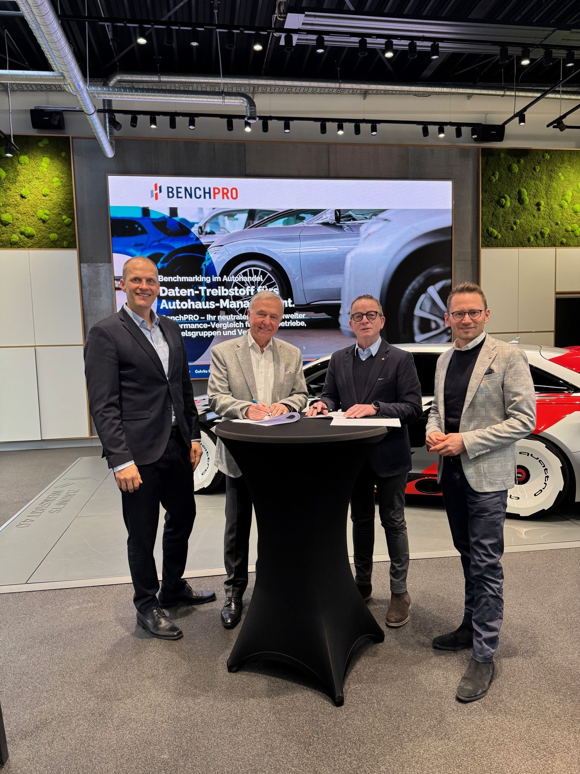 Vertragsunterzeichnung der Kooperationspartner in der Zukunftswerkstatt 4.0