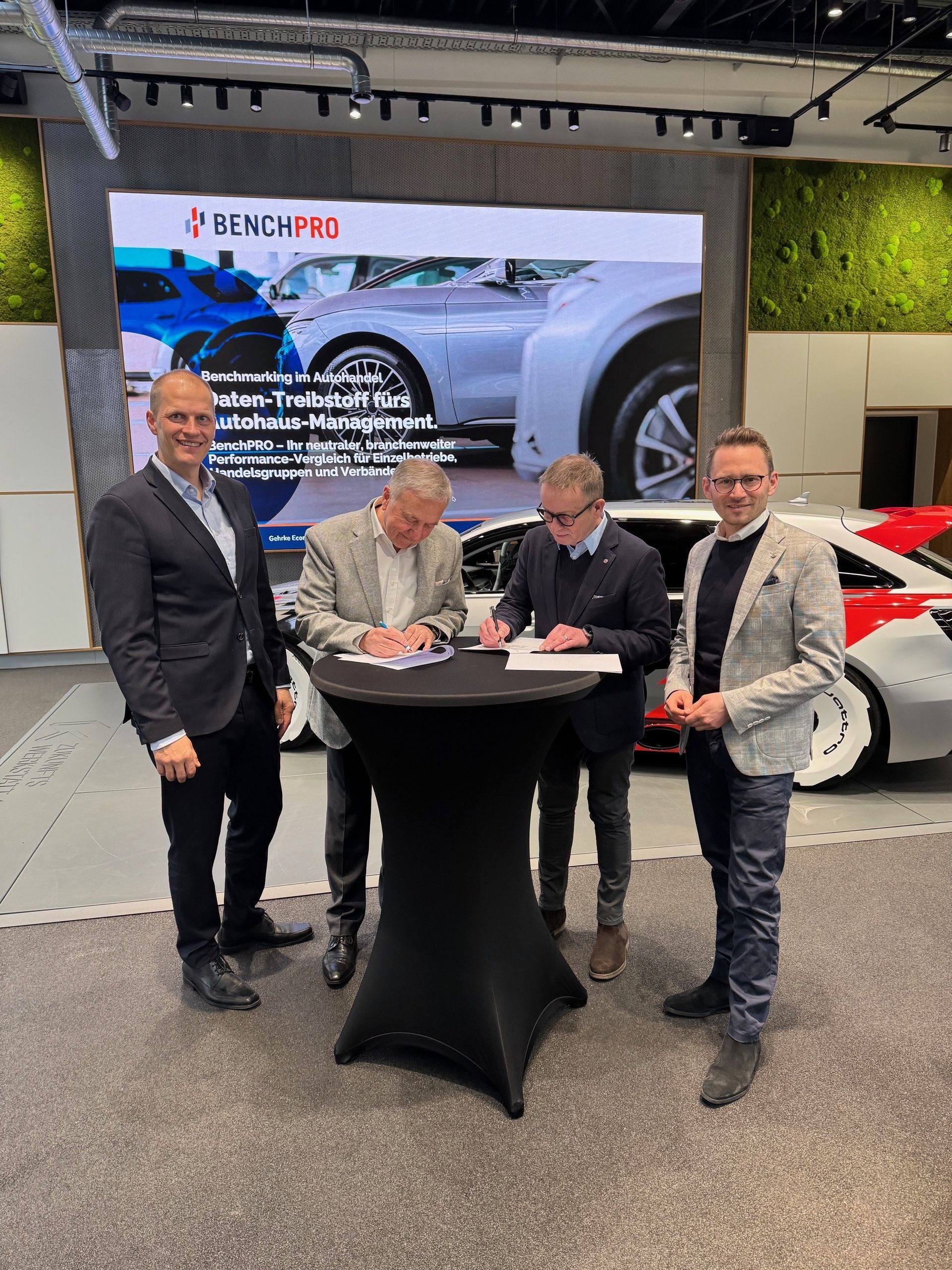 Vertragsunterzeichnung der BenchPRO-Kooperationspartner in der Zukunftswerkstatt 4.0