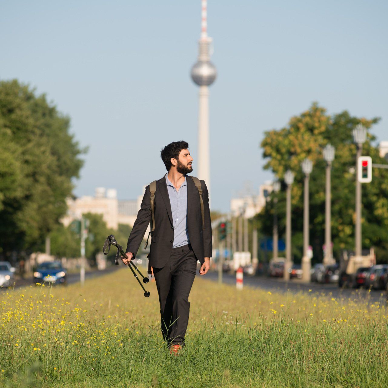 DA_Coaching_Jobcoaching_Mann_wandert_durch_Berlin_Zielorientierte_Bewerbungsstrategie