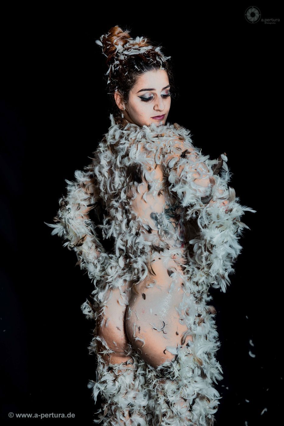 Model mit Federn auf der Haut