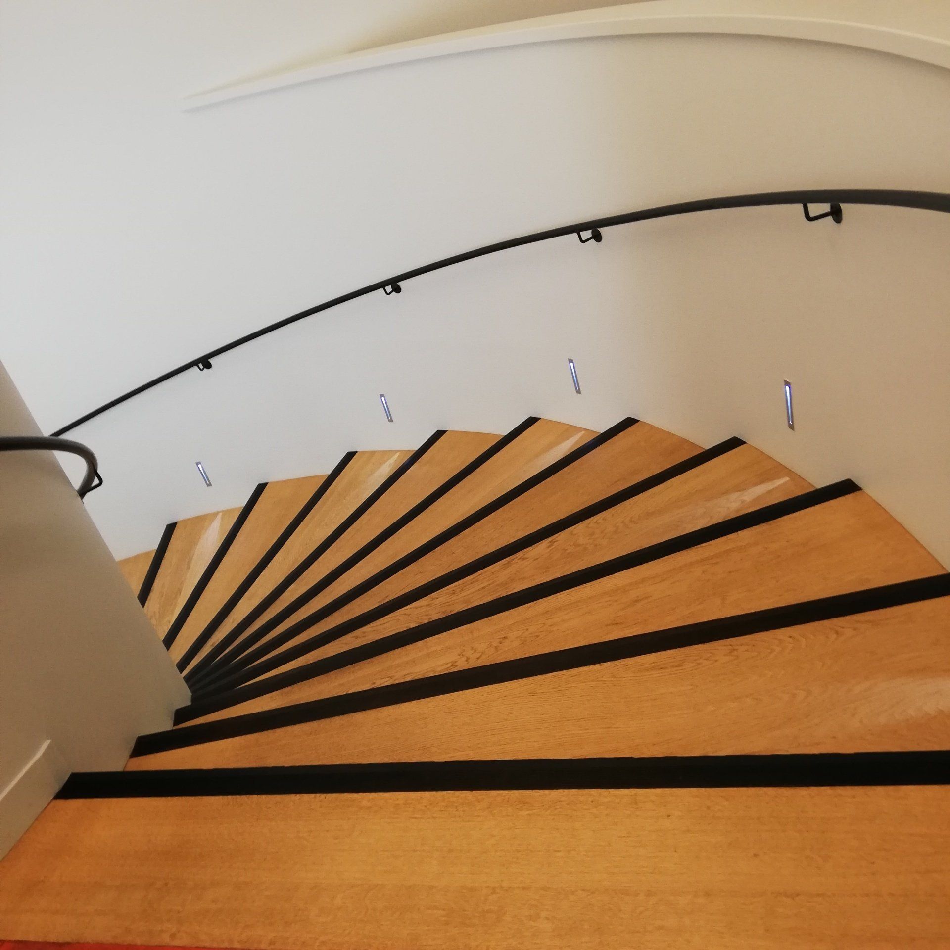 Paint House entreprise de rénovation de parquet à La Rochelle, dans le département de la Charente-Maritime (17). Nous intervenons sur vos projets de revêtement de sol, pose de pvc, pose de parquet et pose de moquette...