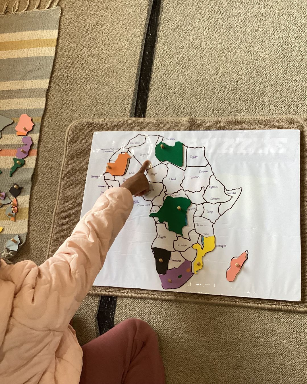 Ein Kind baut das Afrikapuzzle