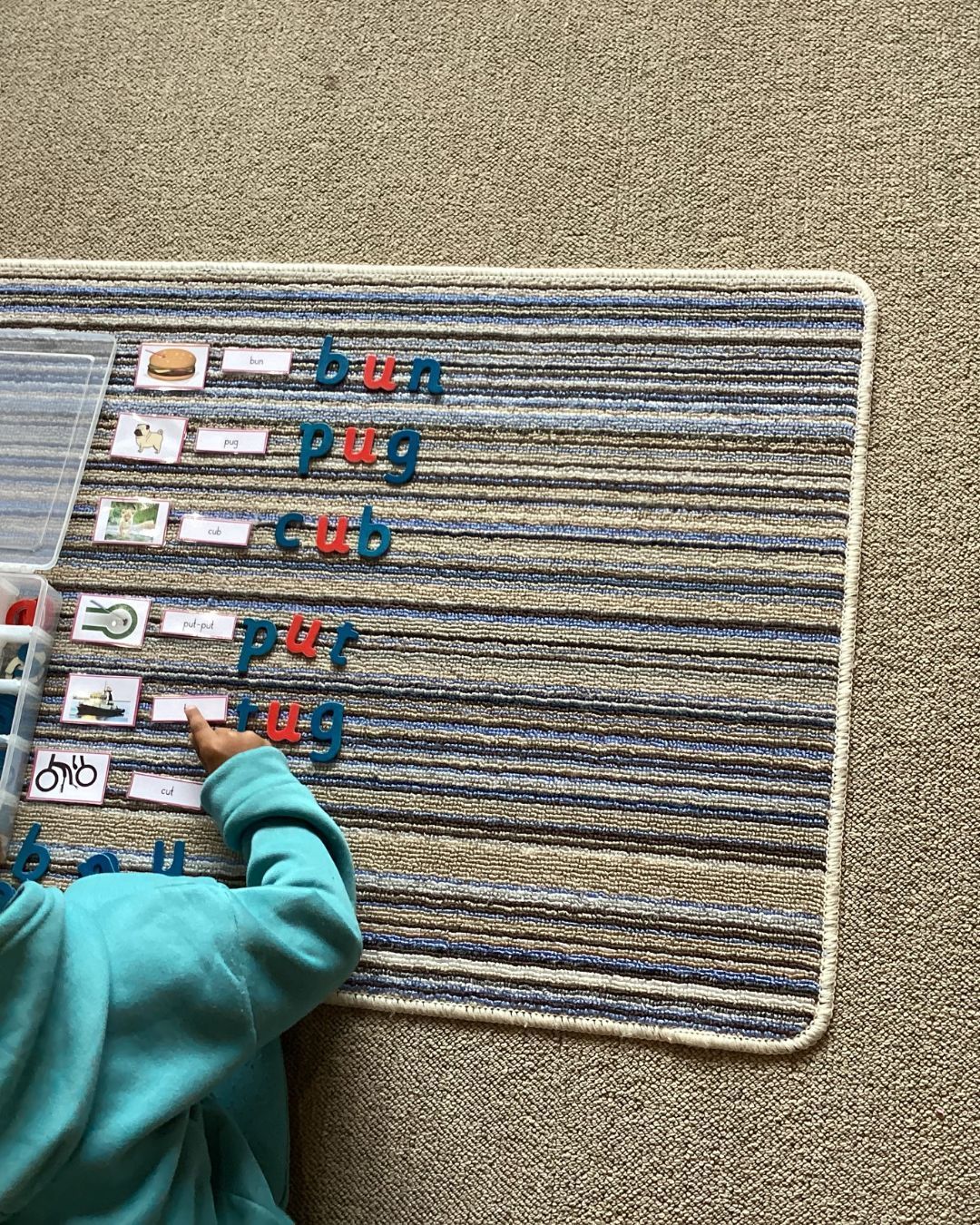 Montessori Lesekarten mit beweglichem Alphabet.