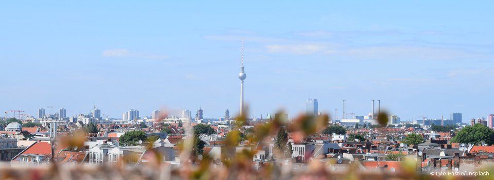 Blick über die Dächer von Berlin auf den Fernsehturm Skyline Berlin