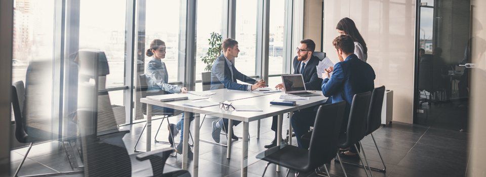Teambesprechung am Tisch Teambesprechung am Tisch