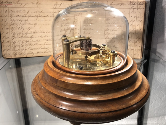 Meisterstück von Otto Meyer (Urgroßvater von Gunnar Meyer). Dahinter: Uhrenreparaturbuch von Christoph Meyer aus dem Jahr 1851 (Ur- Ur- Ur- Urgroßvater von Gunnar Meyer)