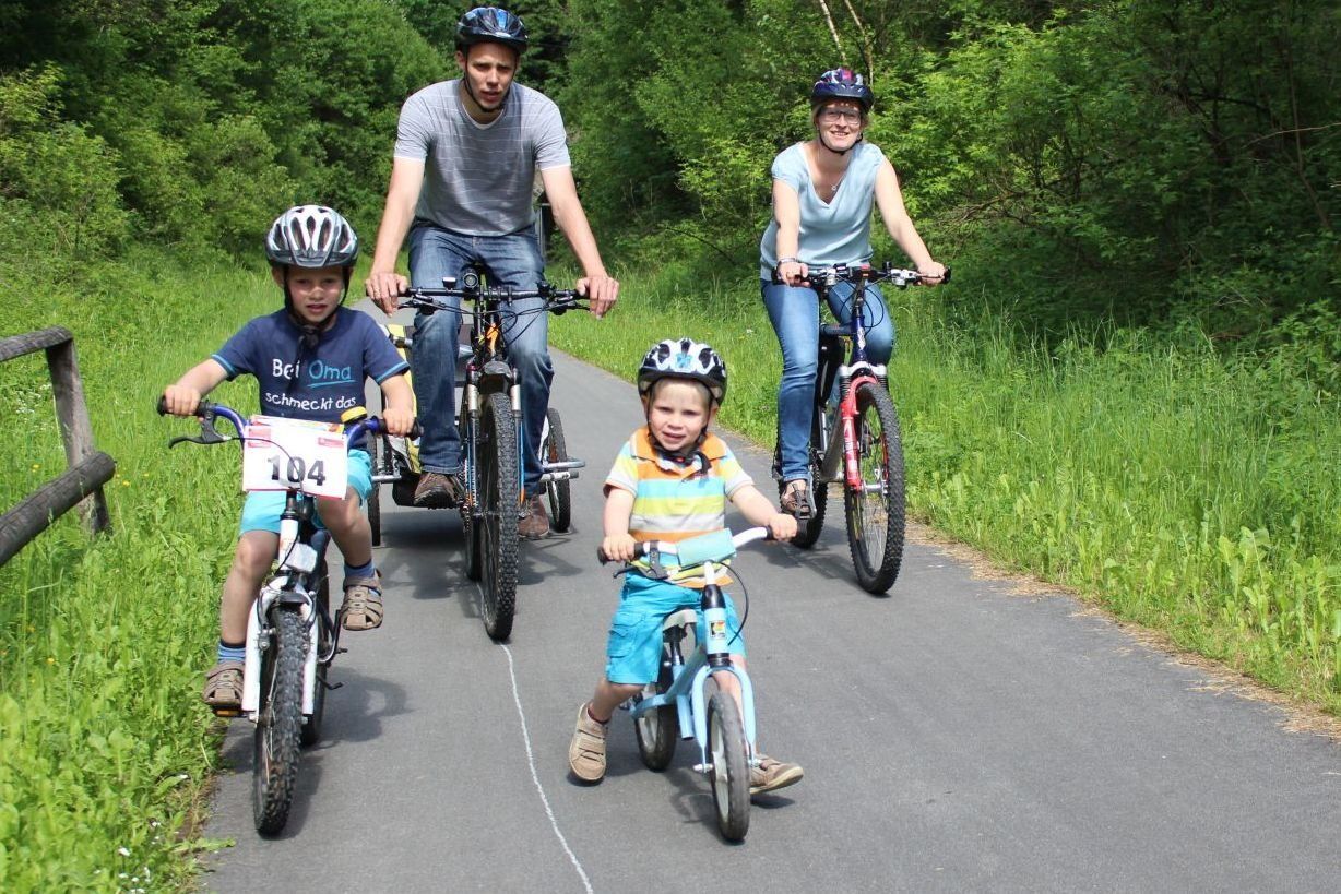 Familie fährt Rad