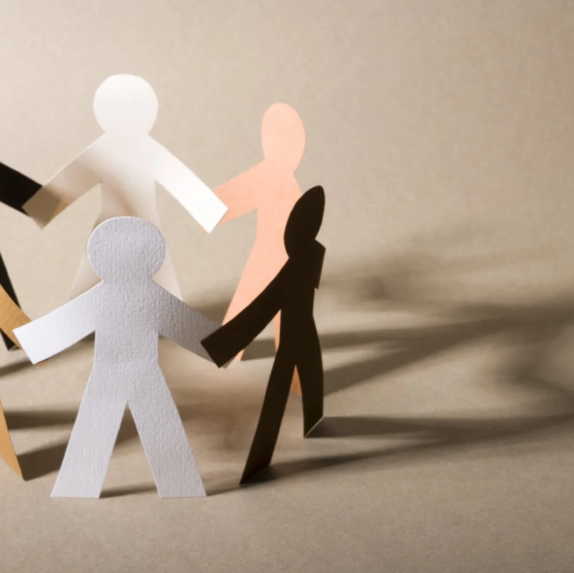 personnages en papier beiges en cercles par les mains