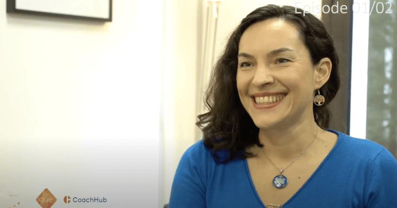 Amélie Rouvin en plateau de TV conférence interview, pull bleu