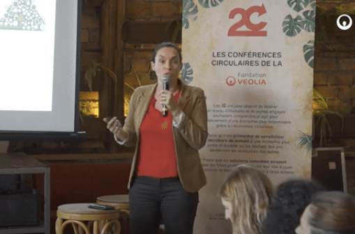 conférence Amélie Rouvin debout, micro
