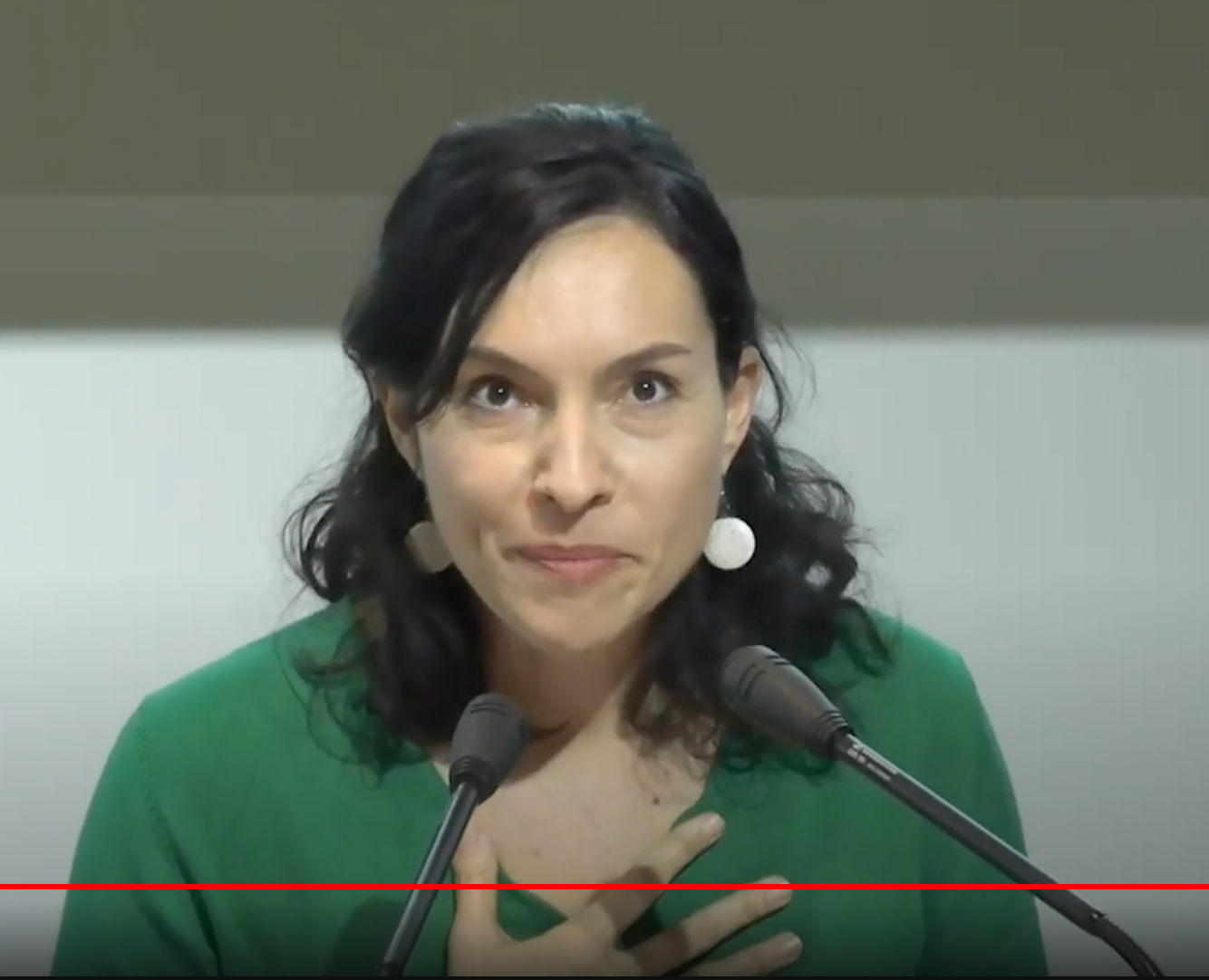 Amélie Rouvin en conférence pull vert