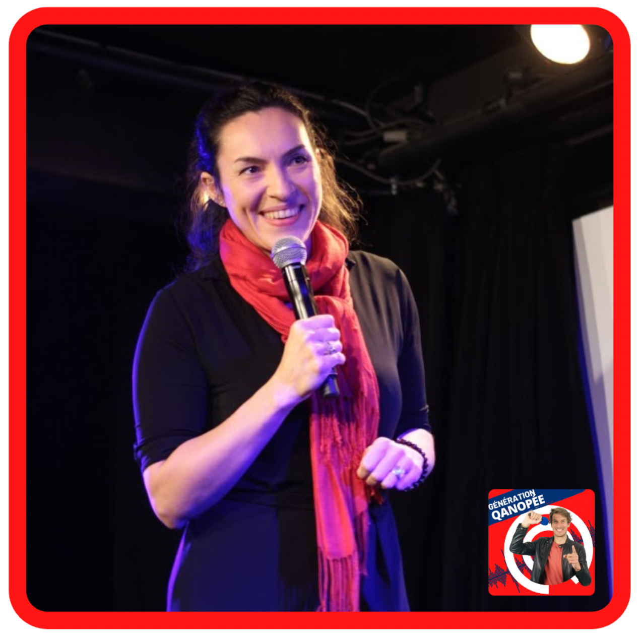 Amélie Rouvin en conférence, micro sur fond noir, écharpe rouge