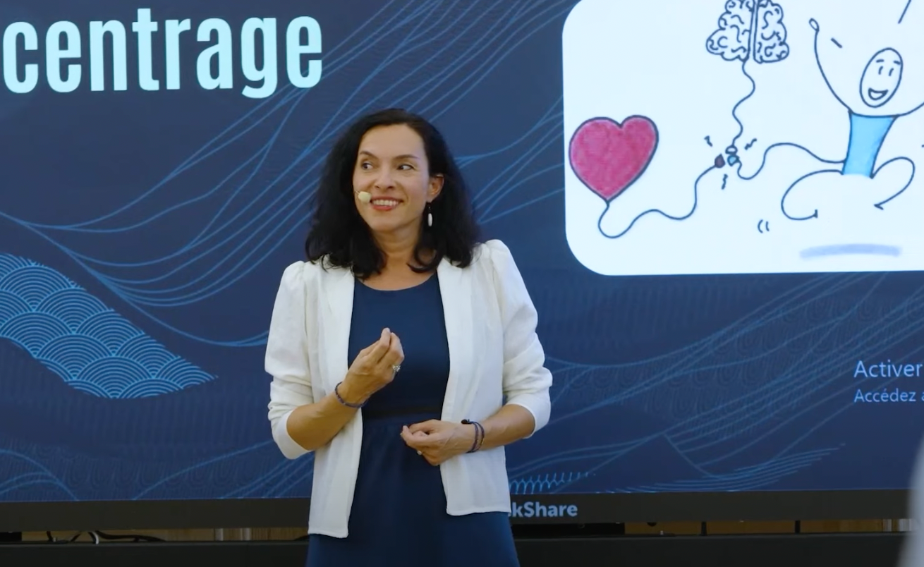 Amélie Rouvin en conférence sur fond bleu