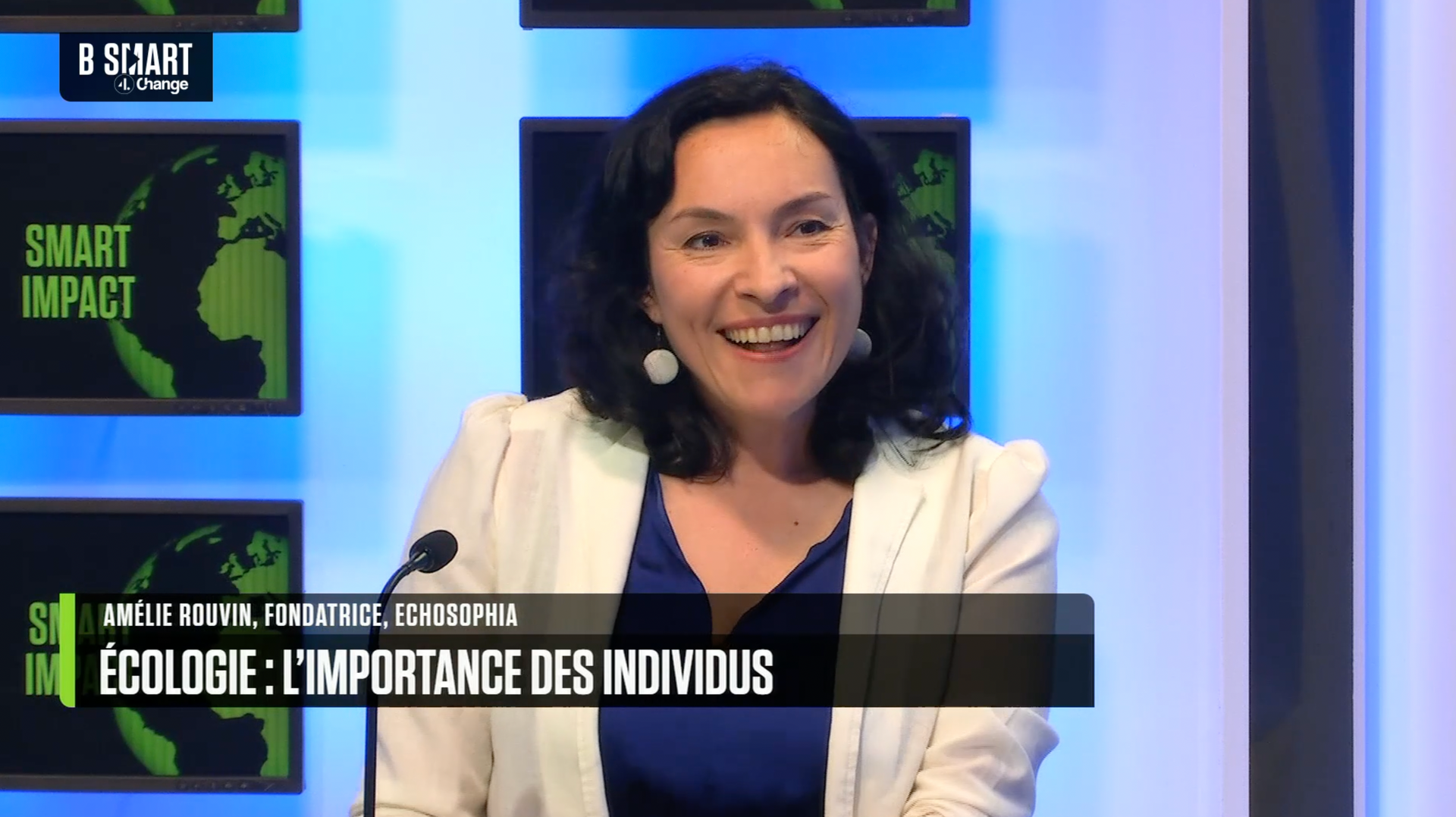 conférence Amélie Rouvin sur scène micro