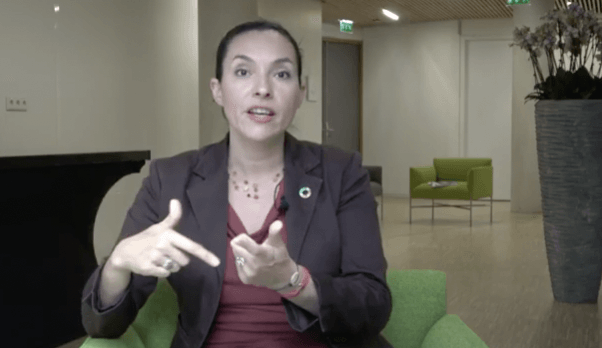 Amélie Rouvin en plateau TV interview, tailleur