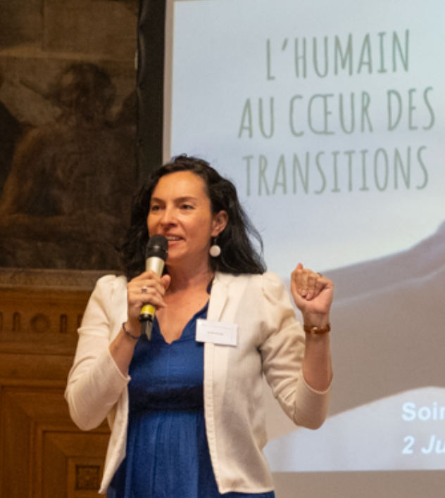 conférence Amélie Rouvin sur scène micro