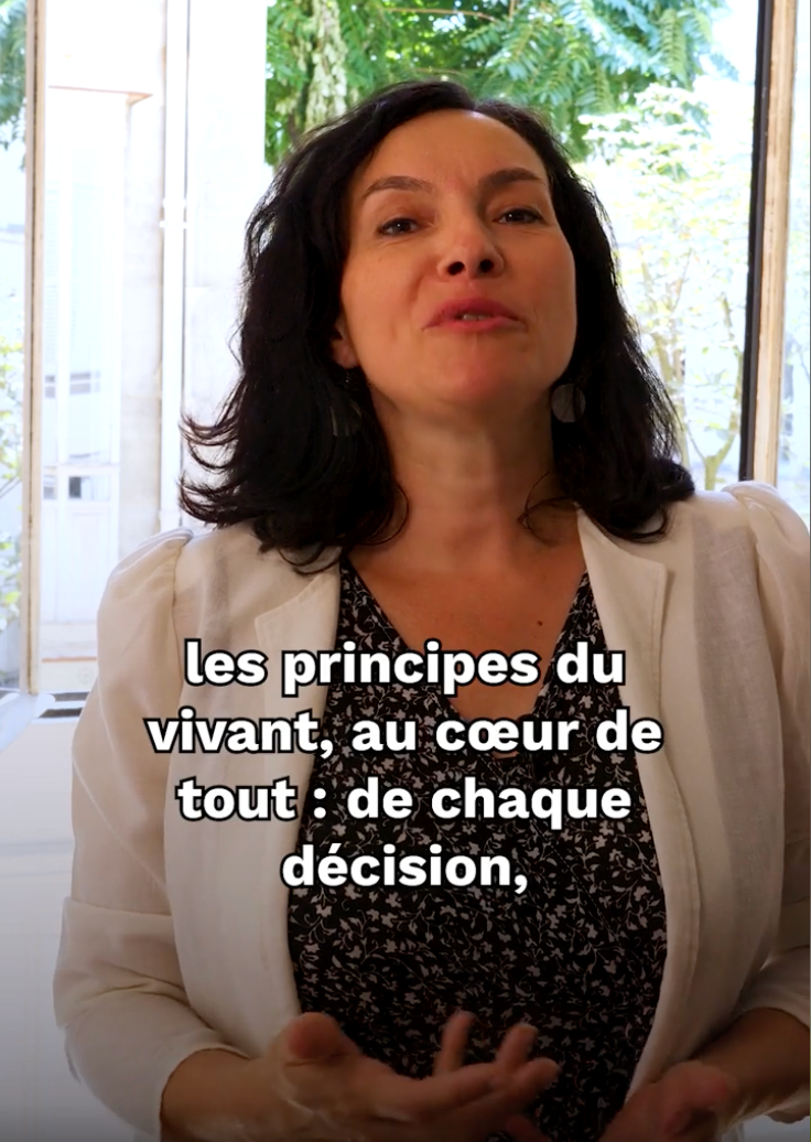 conférence Amélie Rouvin sur scène micro