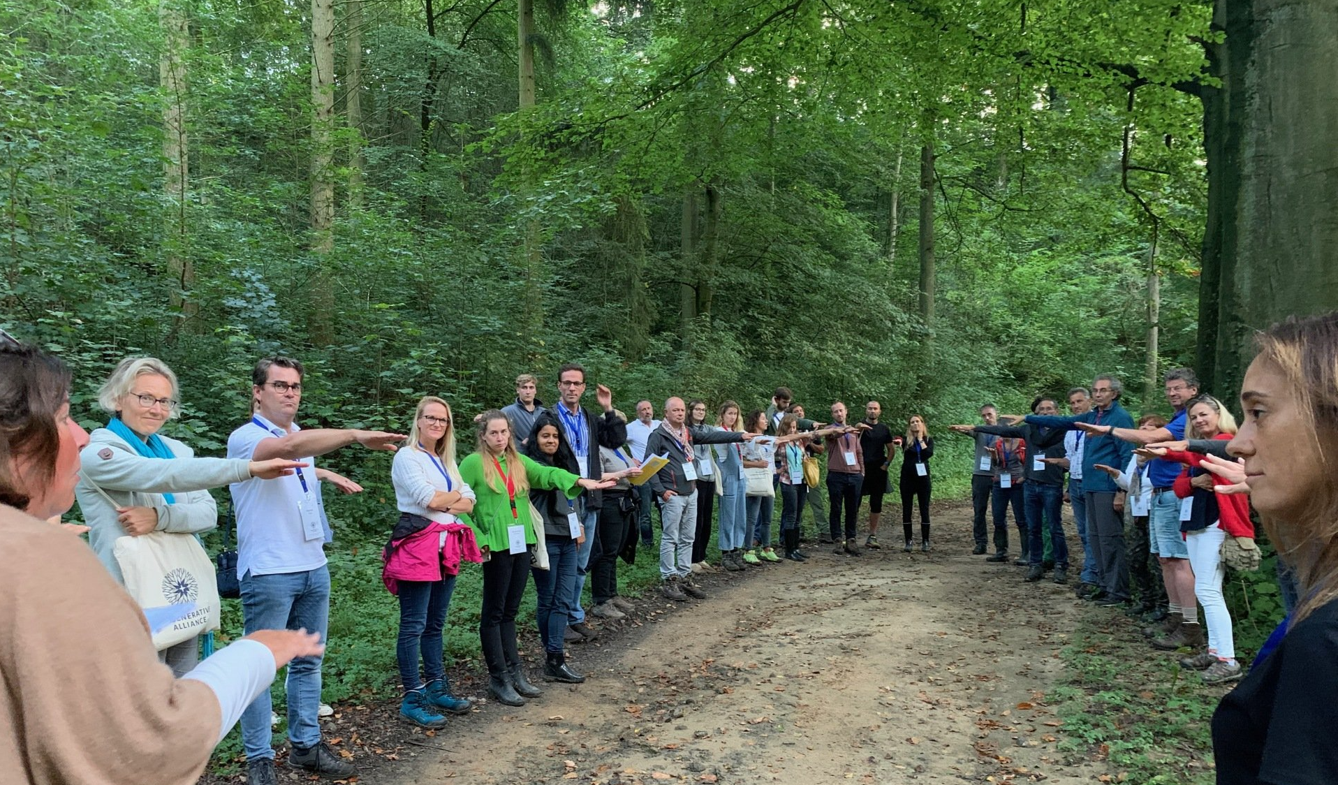 groupe de personnes en forêt alignés
