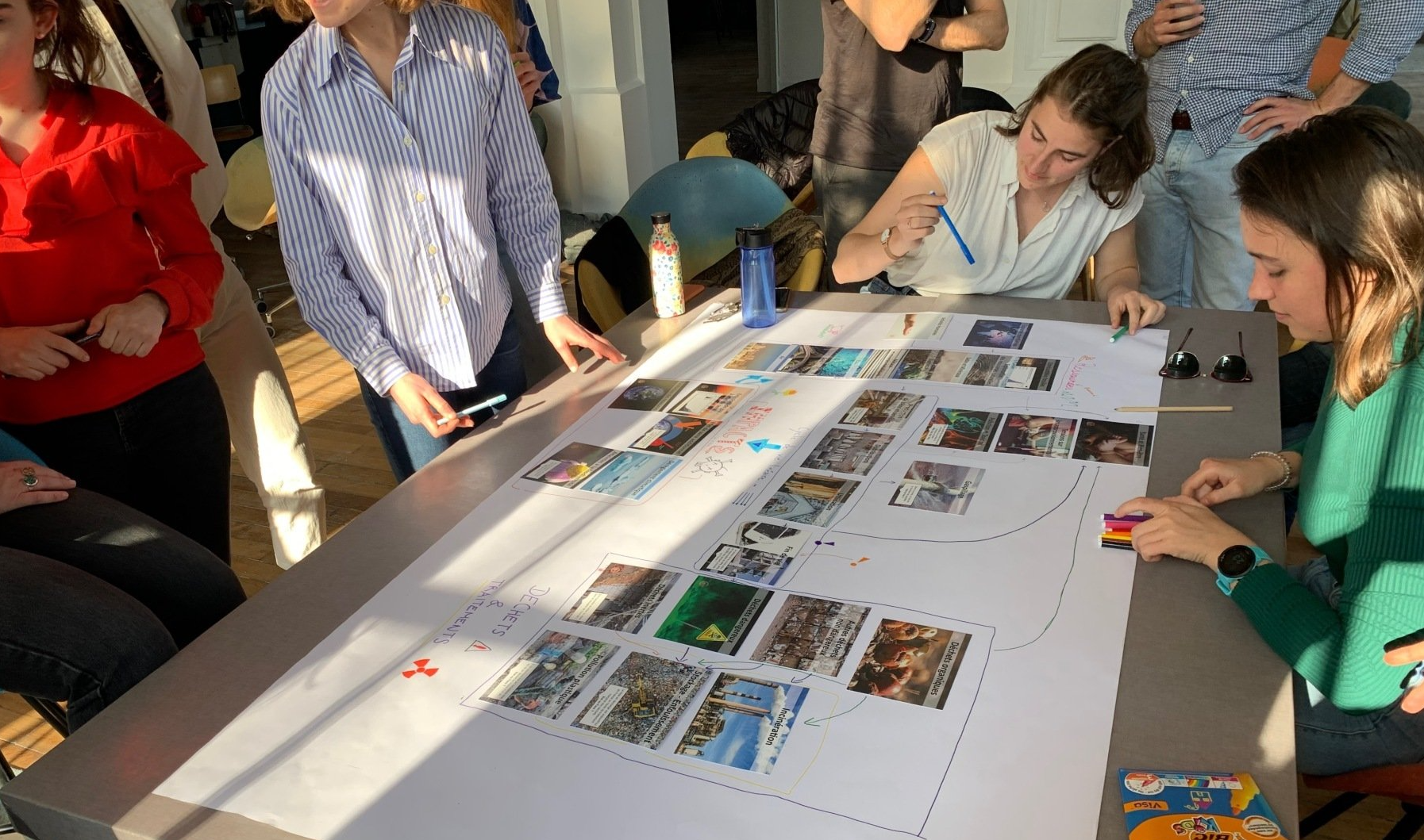 table atelier fresque avec cartes