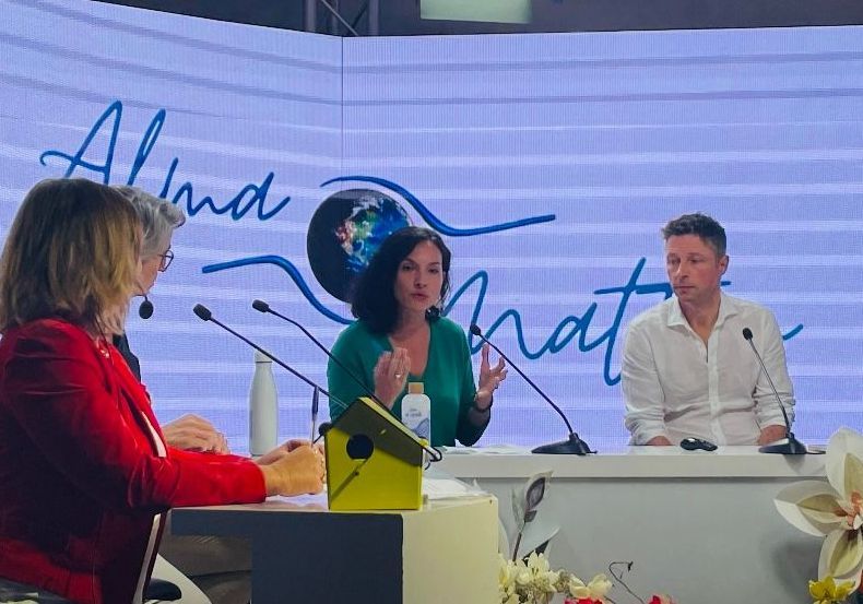 Amélie Rouvin en plateau de TV conférence Alma Matter