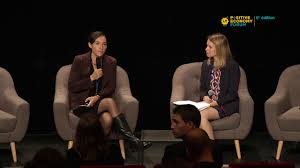 Amélie Rouvin en conférence, fauteuils sur fond noir