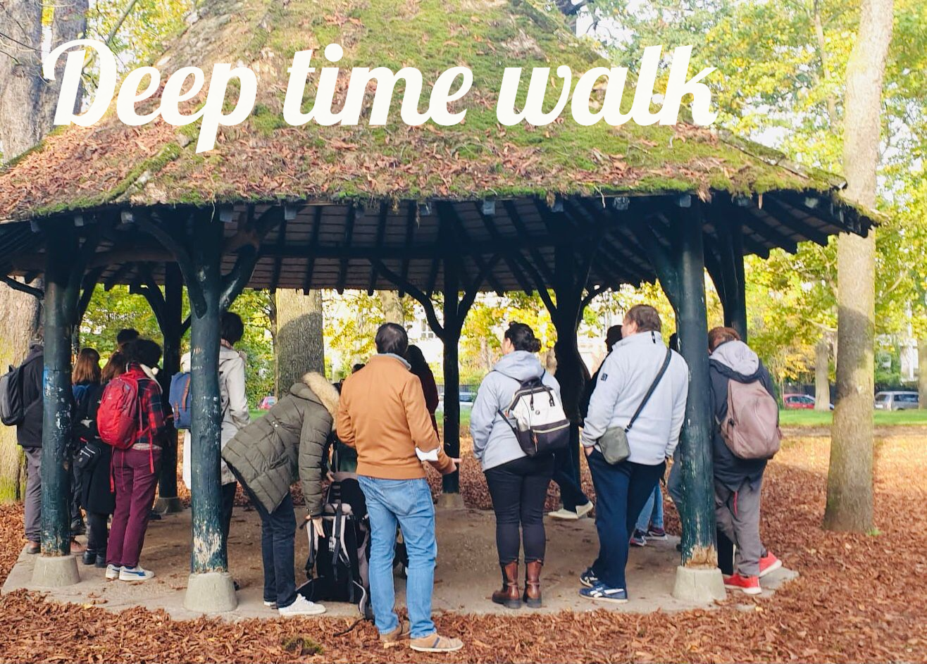 des gens debouts regroupés sous un auvent en nature