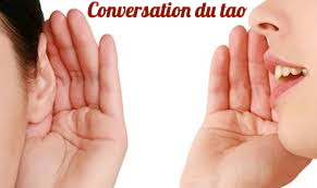 une bouche parle à une oreille