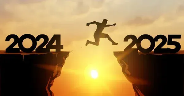 une personne saute d'une falaise à une autre avec les années 2024 à 2025