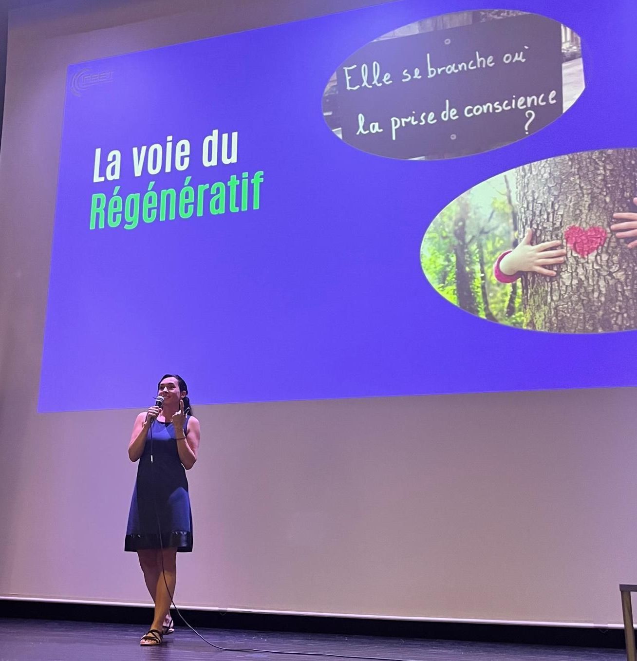 conférence Amélie Rouvin sur scène micro