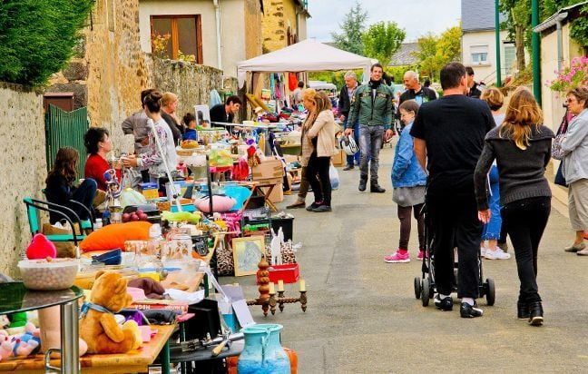 brocante stand pendule pots verres
