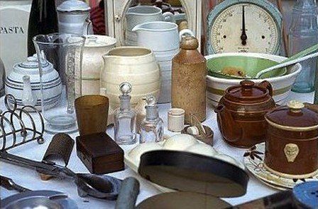 brocante stand pendule pots verres
