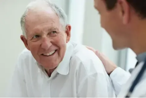 Opa bekommt eine kostenlose Beratung