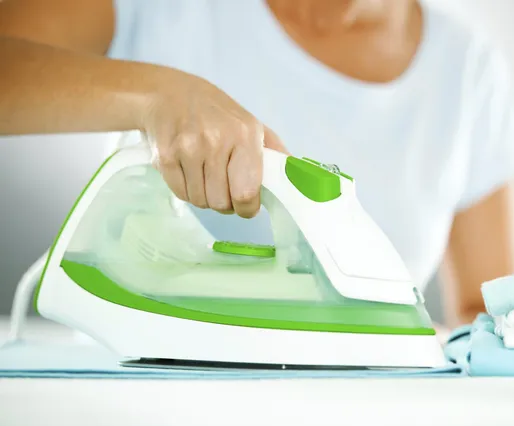 Die Betreuerin bügelt die Wäsche Die Betreuerin bügelt die Wäsche