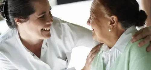 DGKP lacht mit der Oma zusammen und Sie sehen sich an