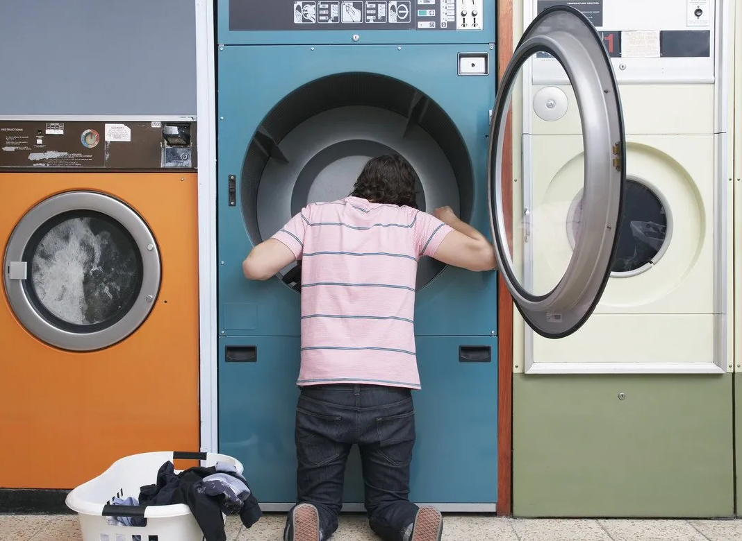 Wäsche heraus nehmen aus der Waschmaschine Wäsche heraus nehmen aus der Waschmaschine