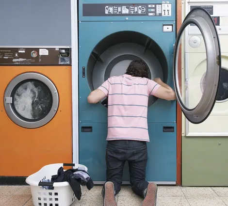 Wäsche heraus nehmen aus der Waschmaschine Wäsche heraus nehmen aus der Waschmaschine