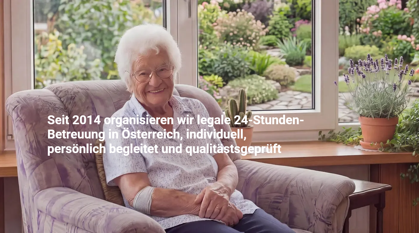Frau Anna K. sitzt zufrieden in Ihrem Sofa im Wohnzimmer