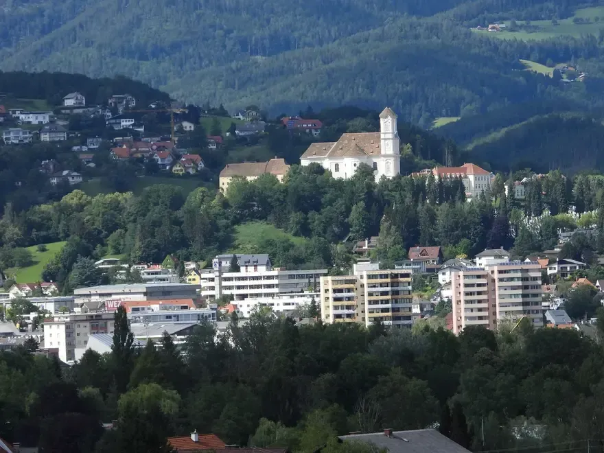 Ein Blick auf den Weizberg und dessen Kirche