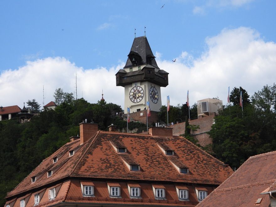 Stadt Graz mit Blick auf den Uhrturm vom Hauptplatz