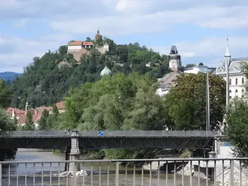 Ein Foto von der Tegetthoffbruecke auf dem Schlossberg Graz