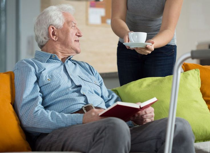 Die Pflegerin bringt eine Tasse Kaffee