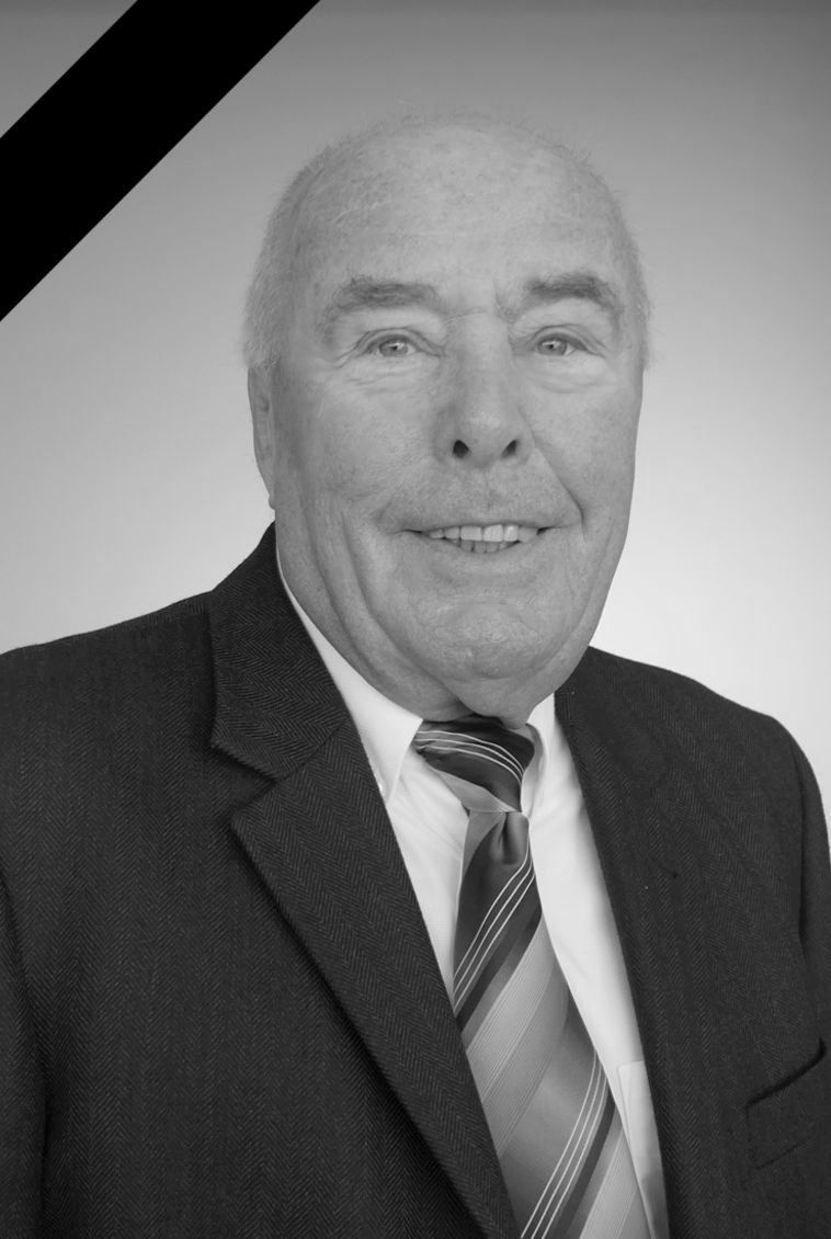 Mann mit Anzug / Trauerflor